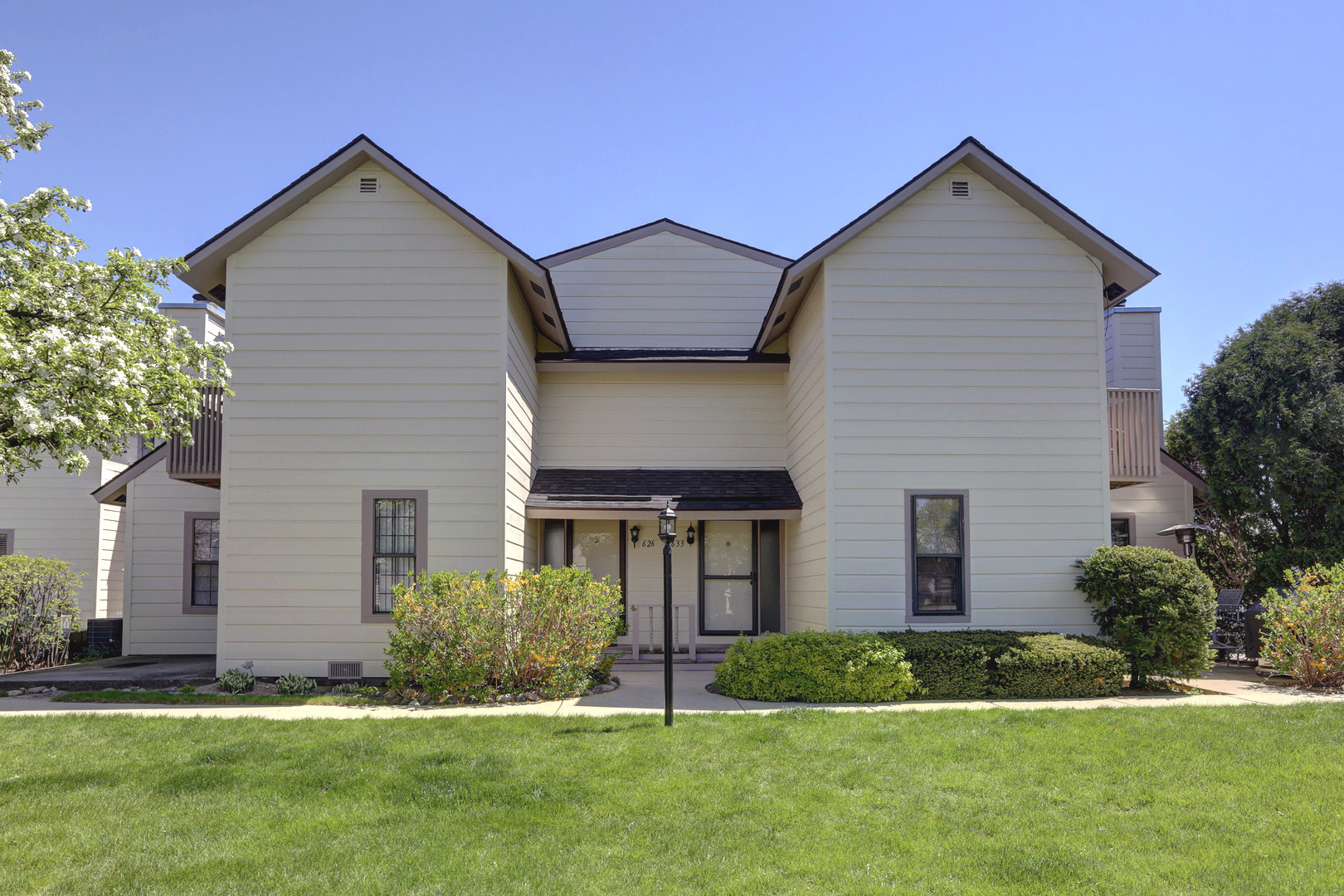 633 Chip Court Gurnee, IL 60031 - Photo 1 of 25