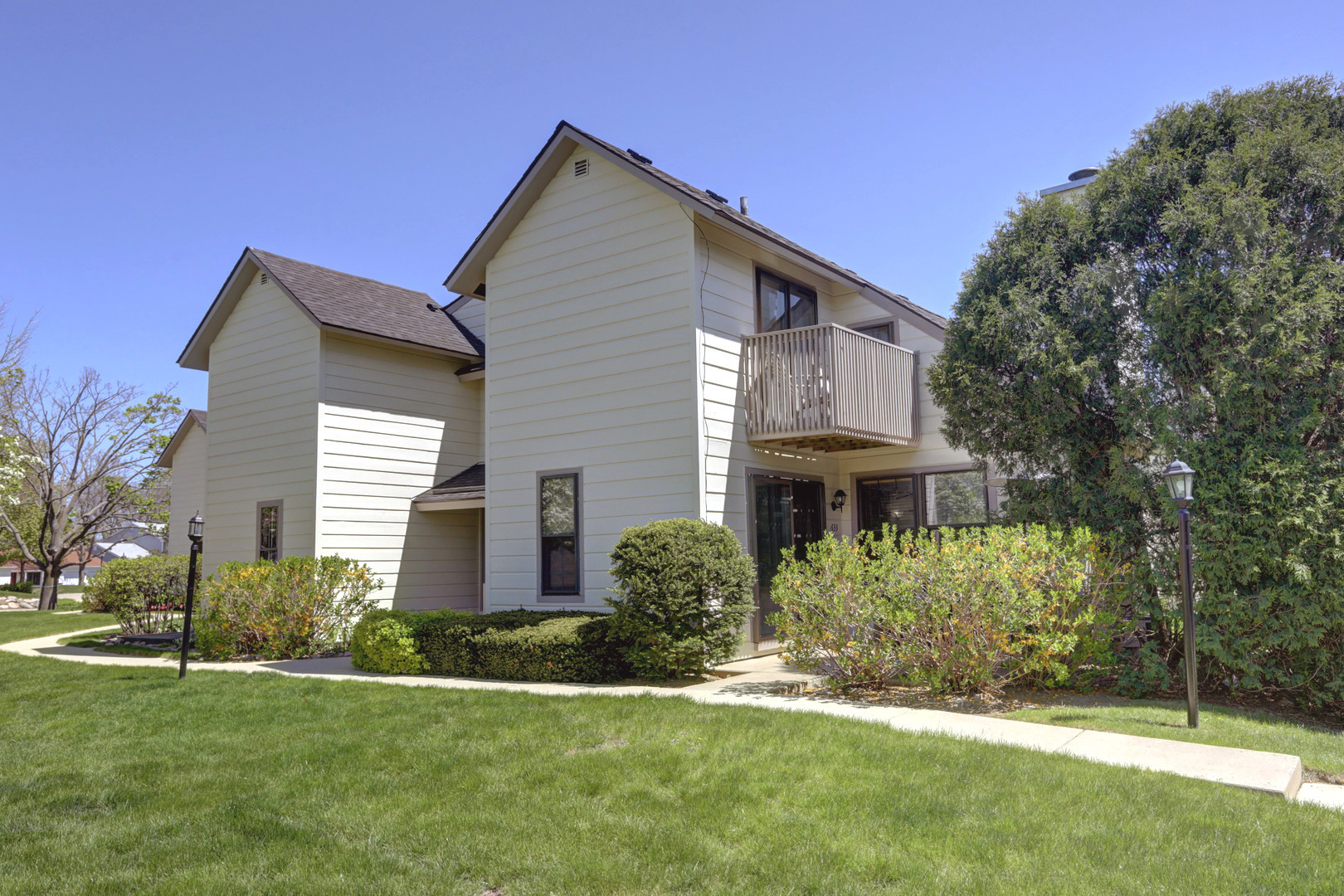 633 Chip Court Gurnee, IL 60031 - Photo 2 of 25