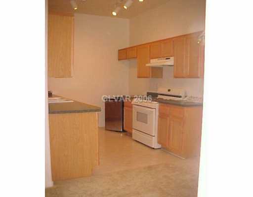 2305 West Horizon Ridge Parkway, Unit 1011 Henderson, NV 89052 - Photo 5 of 8 Kitchen.