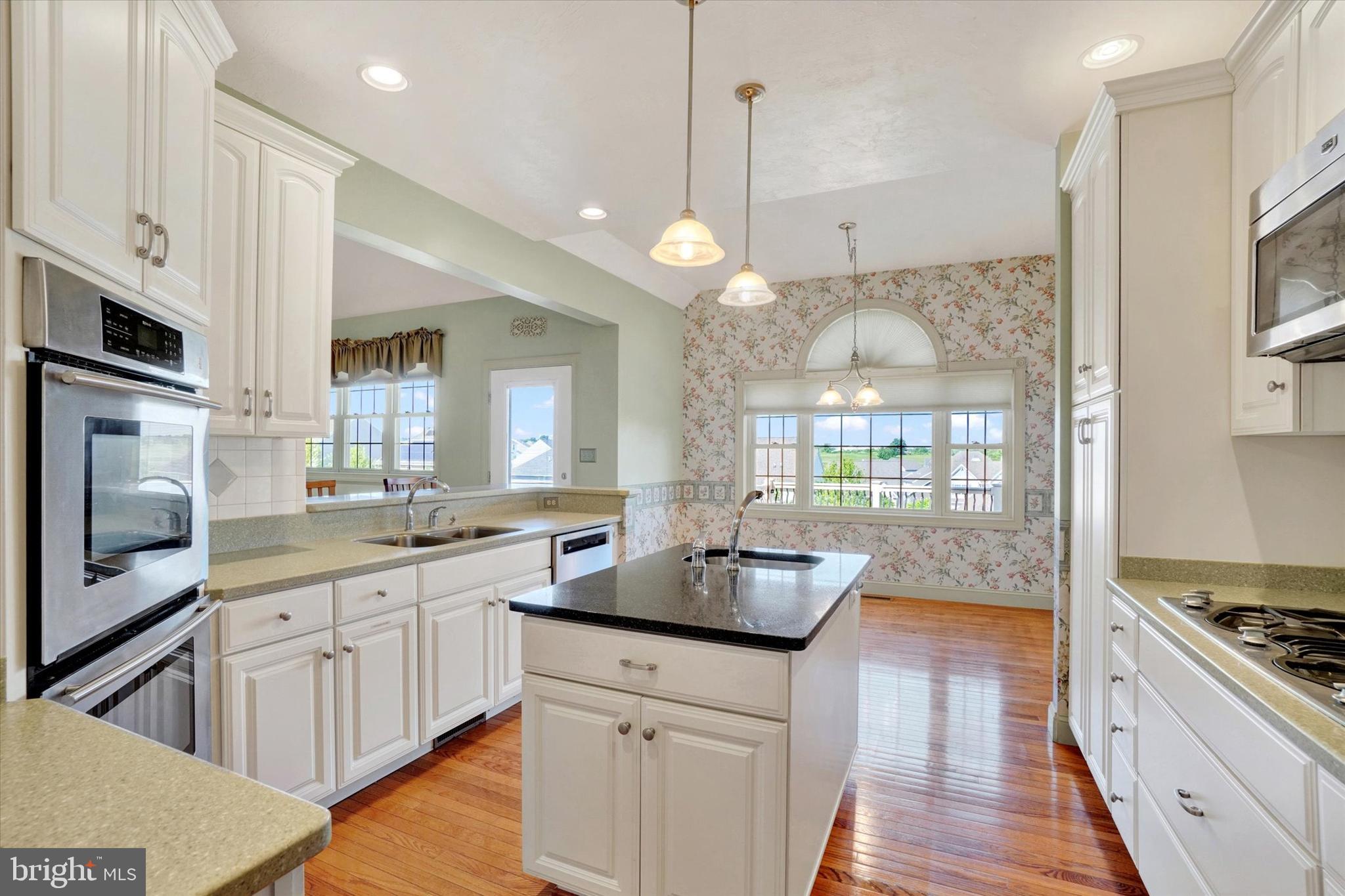 639 Chestnut Hill Road York, PA 17402 - Photo 6 of 51 Eat-in Kitchen