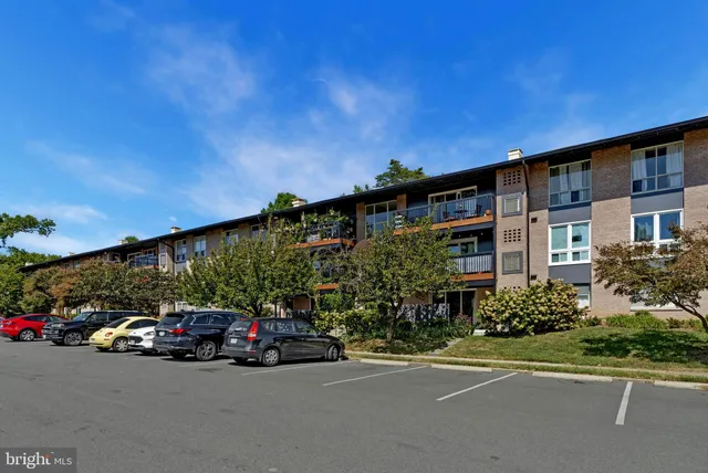 $375,000 | 204 Park Terrace Court Southeast, Unit 25, Vienna, VA 22180