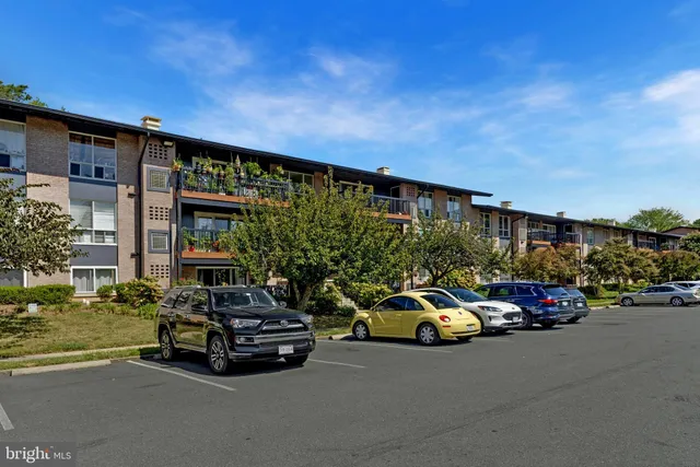 $375,000 | 204 Park Terrace Court Southeast, Unit 25, Vienna, VA 22180