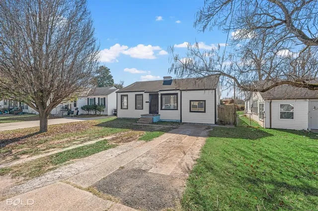 a view of a yard in front of house