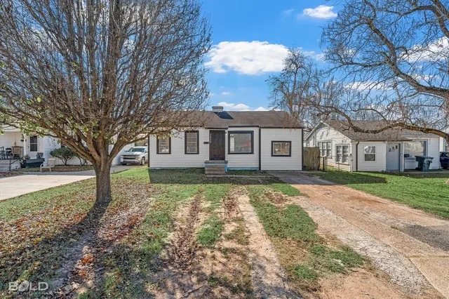 a view of a yard in front of a house