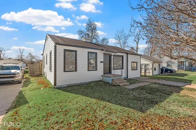 a view of a yard in front of house