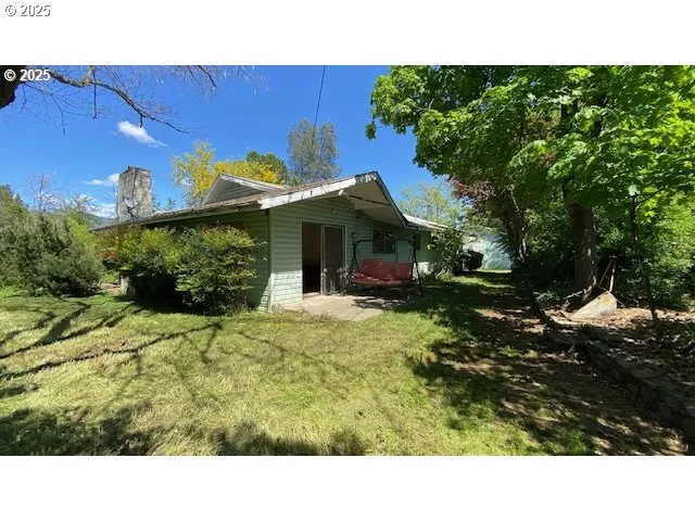 a view of a house with a backyard