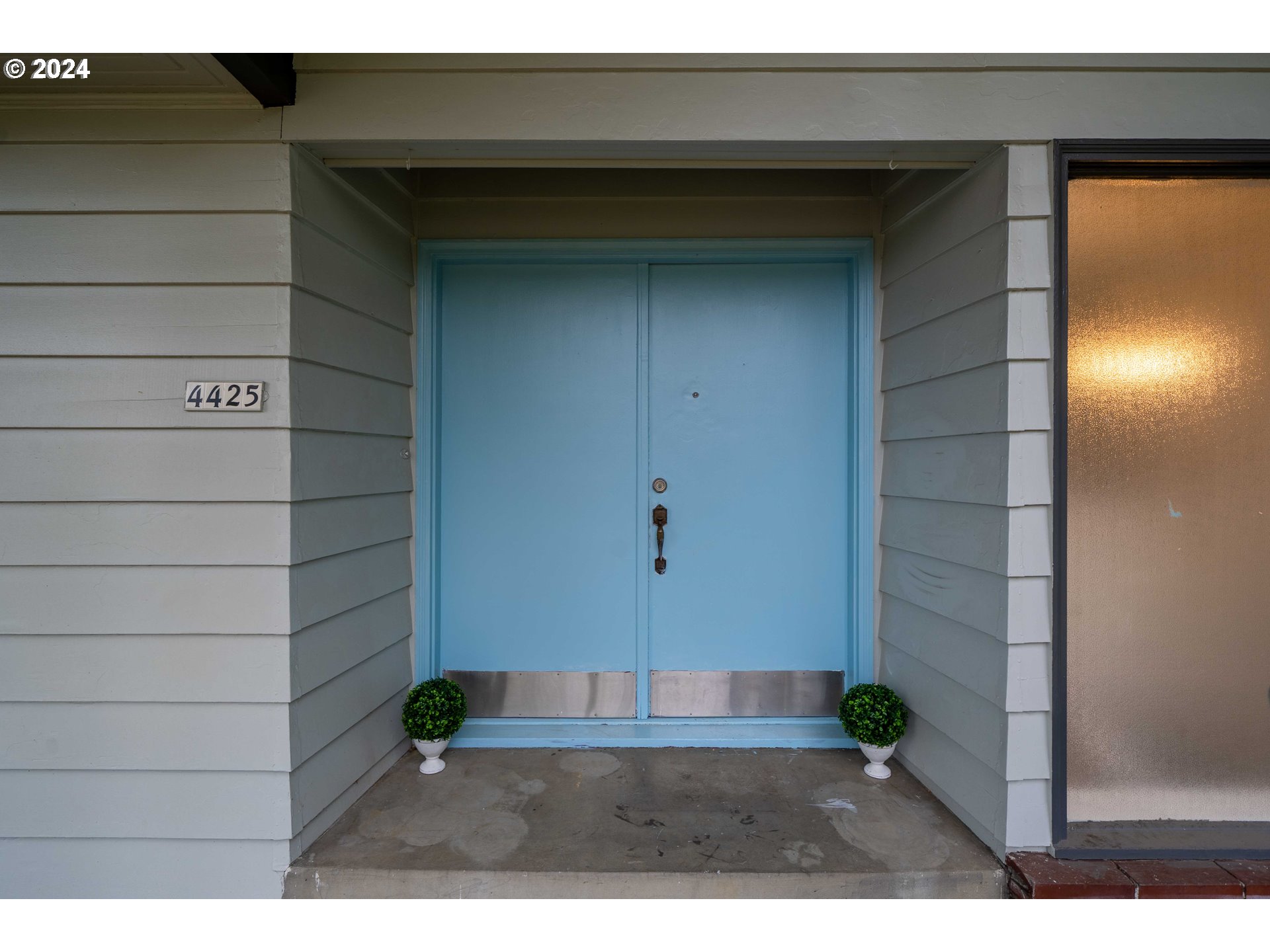 4425 Southwest Dosch Road Portland, OR 97239 - Photo 4 of 40 a view of entryway
