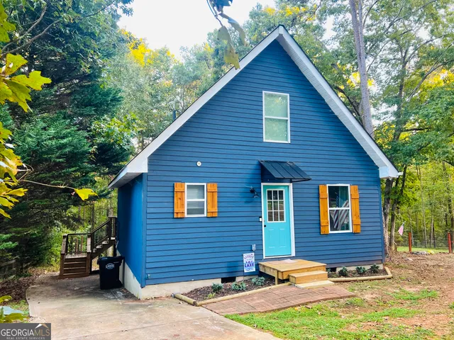 a view of a house with a yard