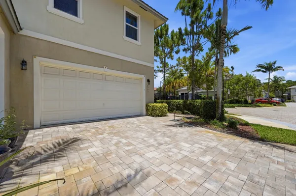 $549,999 | 6993 Pines Circle, Coconut Creek, FL 33073