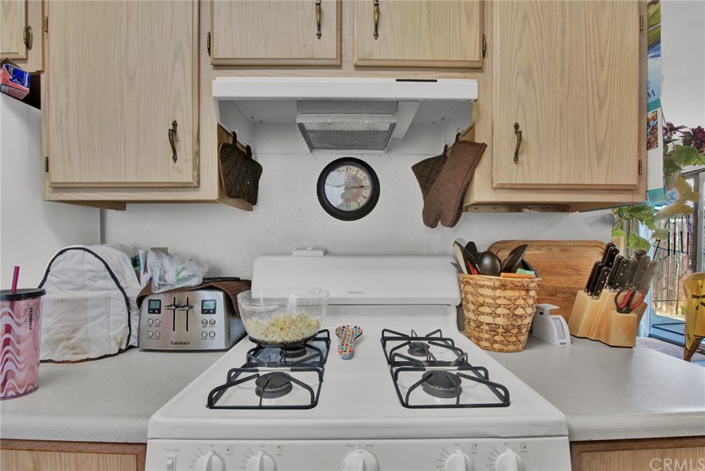 631 North Street Corning, CA 96021 - Photo 21 of 45 a kitchen with a stove and a microwave