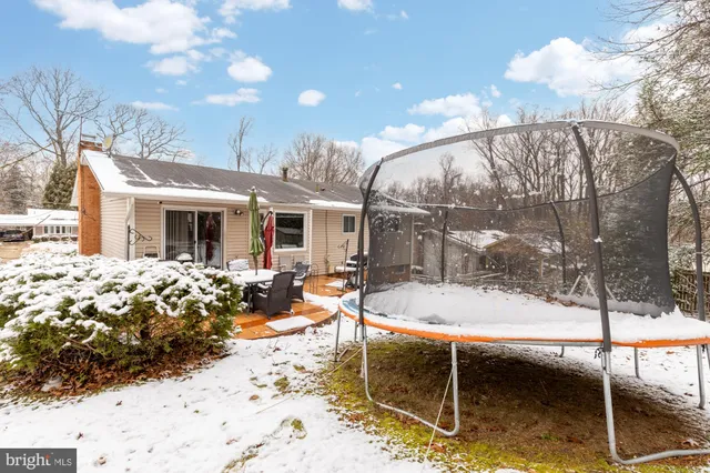 a view of a house with backyard