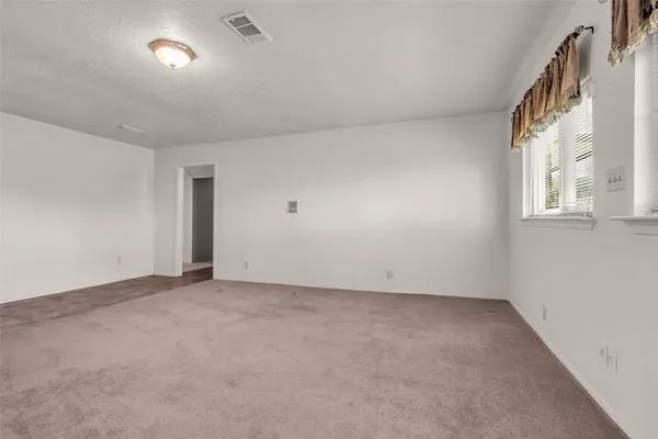 a view of empty room with window