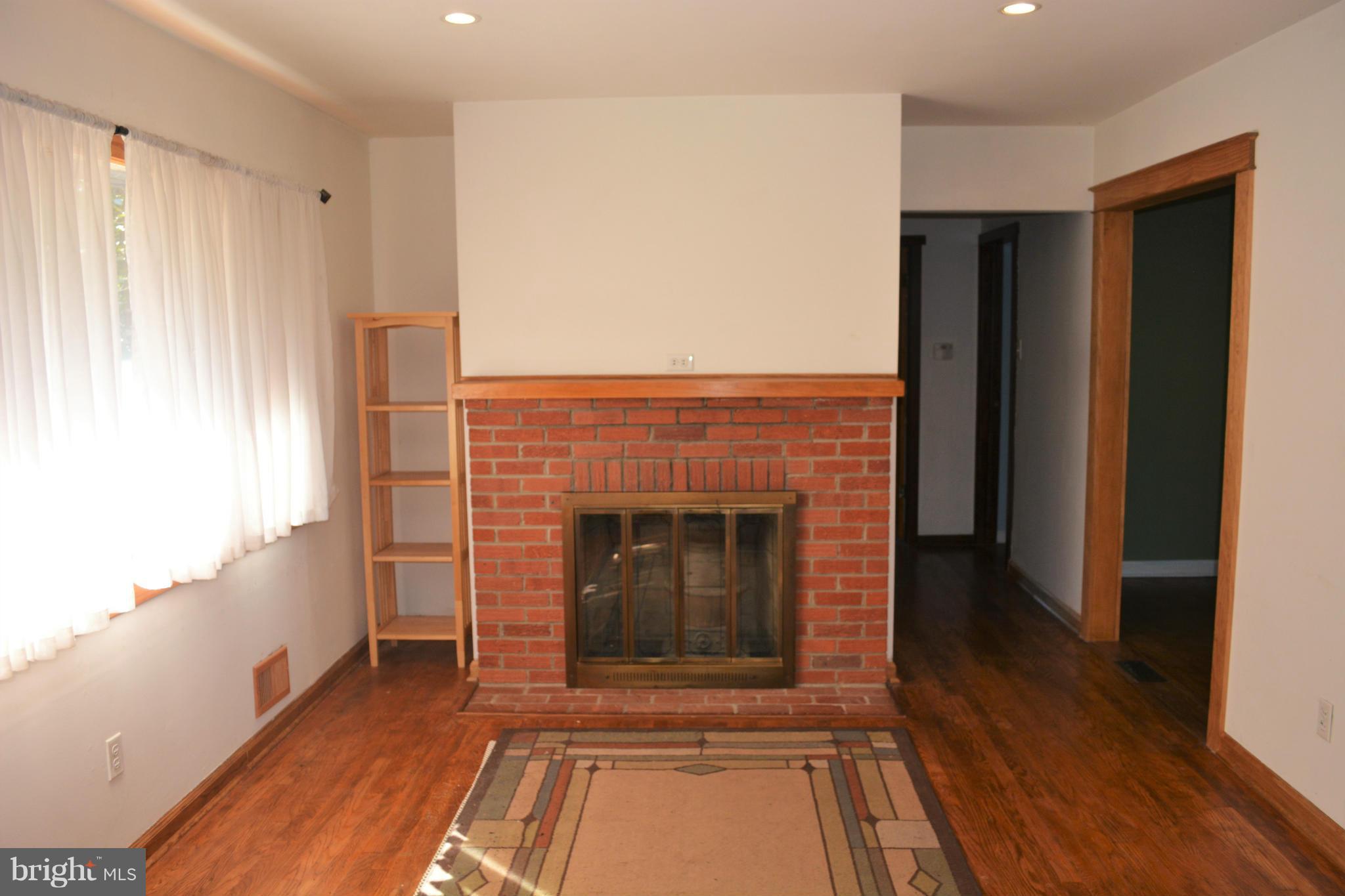 15502 Bond Mill Road Laurel, MD 20707 - Photo 3 of 28 Living Room