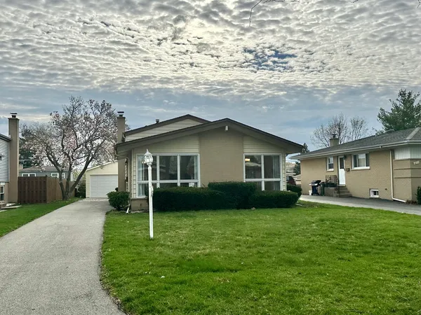 a view of a yard in front of house