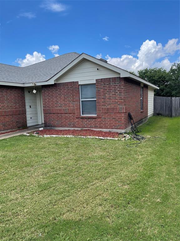 7554 Rice Lane Dallas, TX 75241 - Photo 3 of 16 a backyard of a house with lots of green space