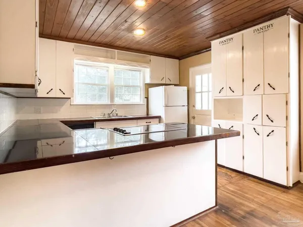 $1,295 | 2615 West Jackson Street, Pensacola, FL 32505