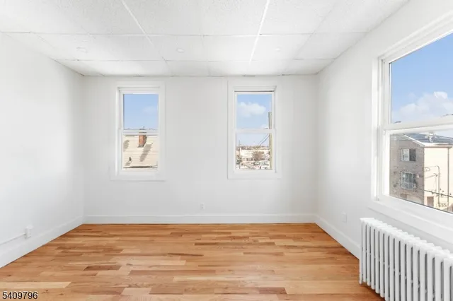 $2,100 | 521 Bayway, Unit 1R, Elizabeth, NJ 07202