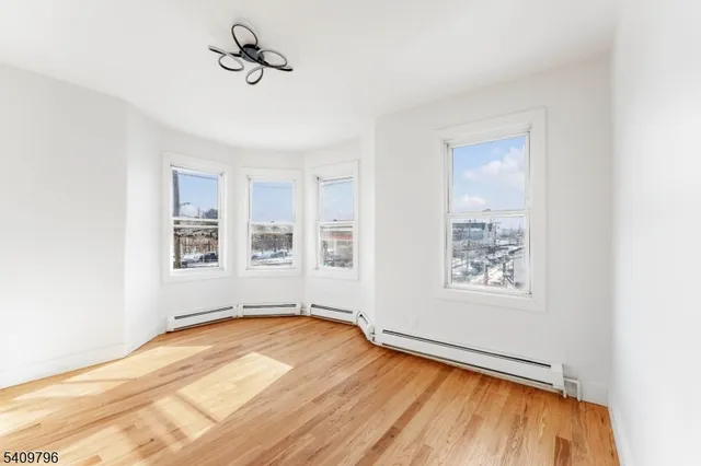 $2,100 | 521 Bayway, Unit 1R, Elizabeth, NJ 07202