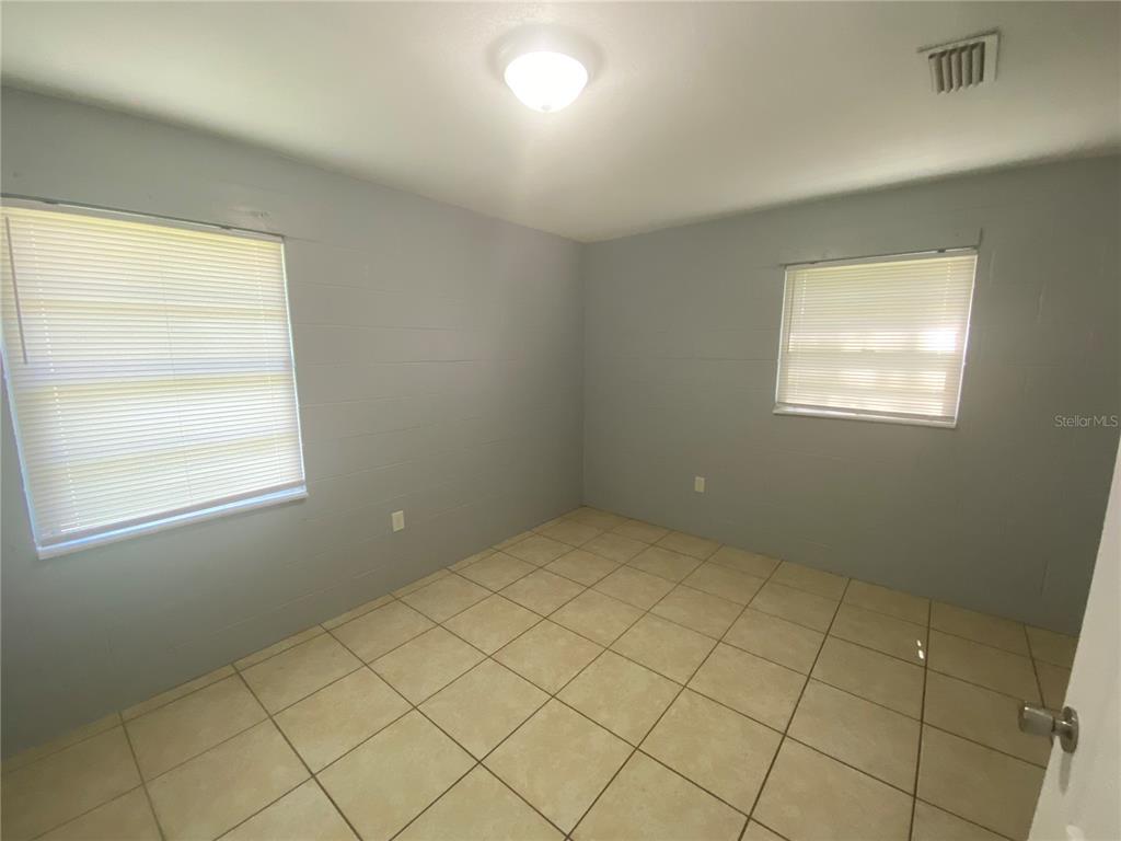 1119 McNamee Street, Unit B Leesburg, FL 34748 - Photo 10 of 13 an empty room with windows