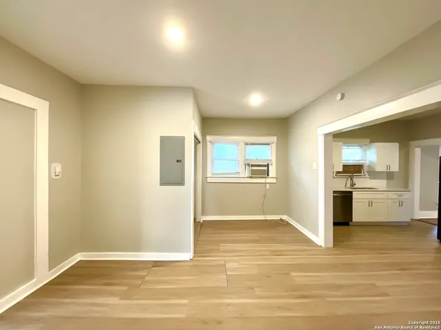 $1,449 | 810 West Magnolia Avenue, Unit 1, San Antonio, TX 78212