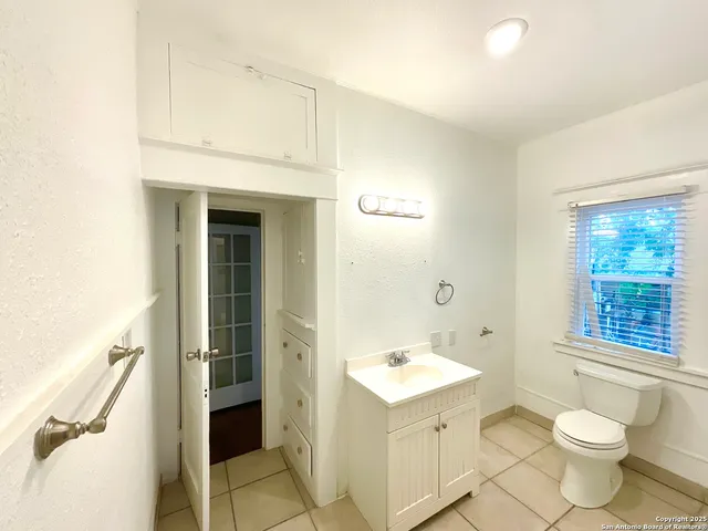 $1,449 | 810 West Magnolia Avenue, Unit 1, San Antonio, TX 78212