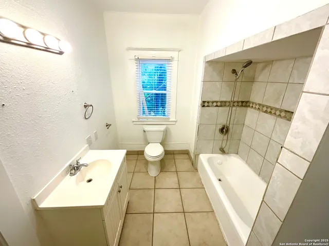 $1,449 | 810 West Magnolia Avenue, Unit 1, San Antonio, TX 78212