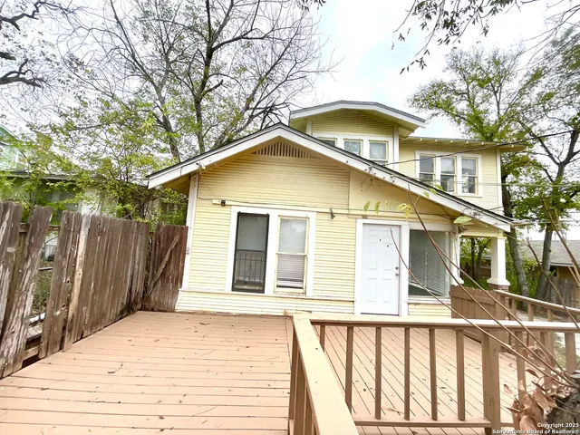 $1,449 | 810 West Magnolia Avenue, Unit 1, San Antonio, TX 78212