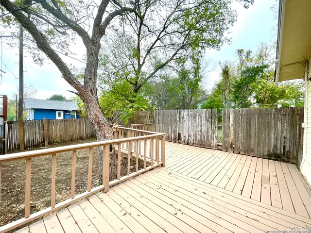 $1,449 | 810 West Magnolia Avenue, Unit 1, San Antonio, TX 78212