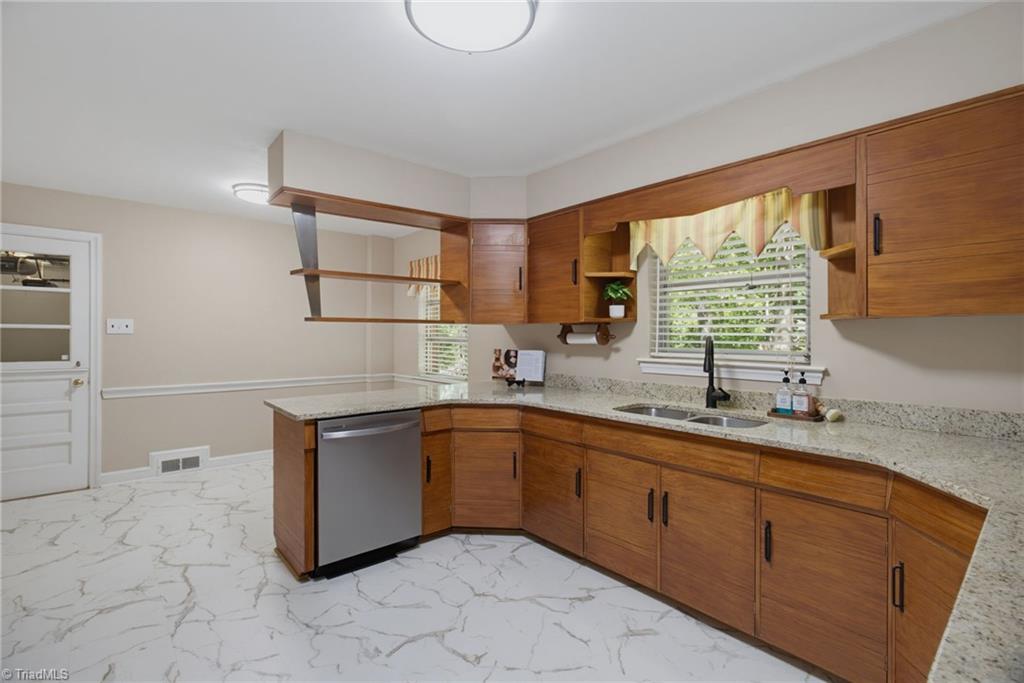 1011 Huntingdon Road Winston-Salem, NC 27104 - Photo 6 of 39