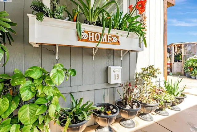 a sign that is in front of the house