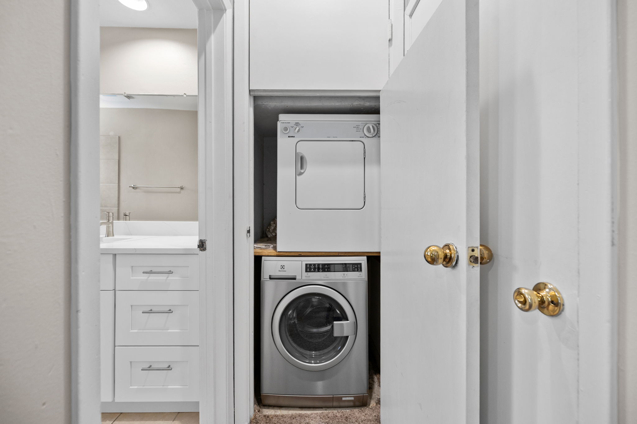 712 Graham Place, Unit 203 Austin, TX 78705 - Photo 19 of 30 a utility room with dryer and washer