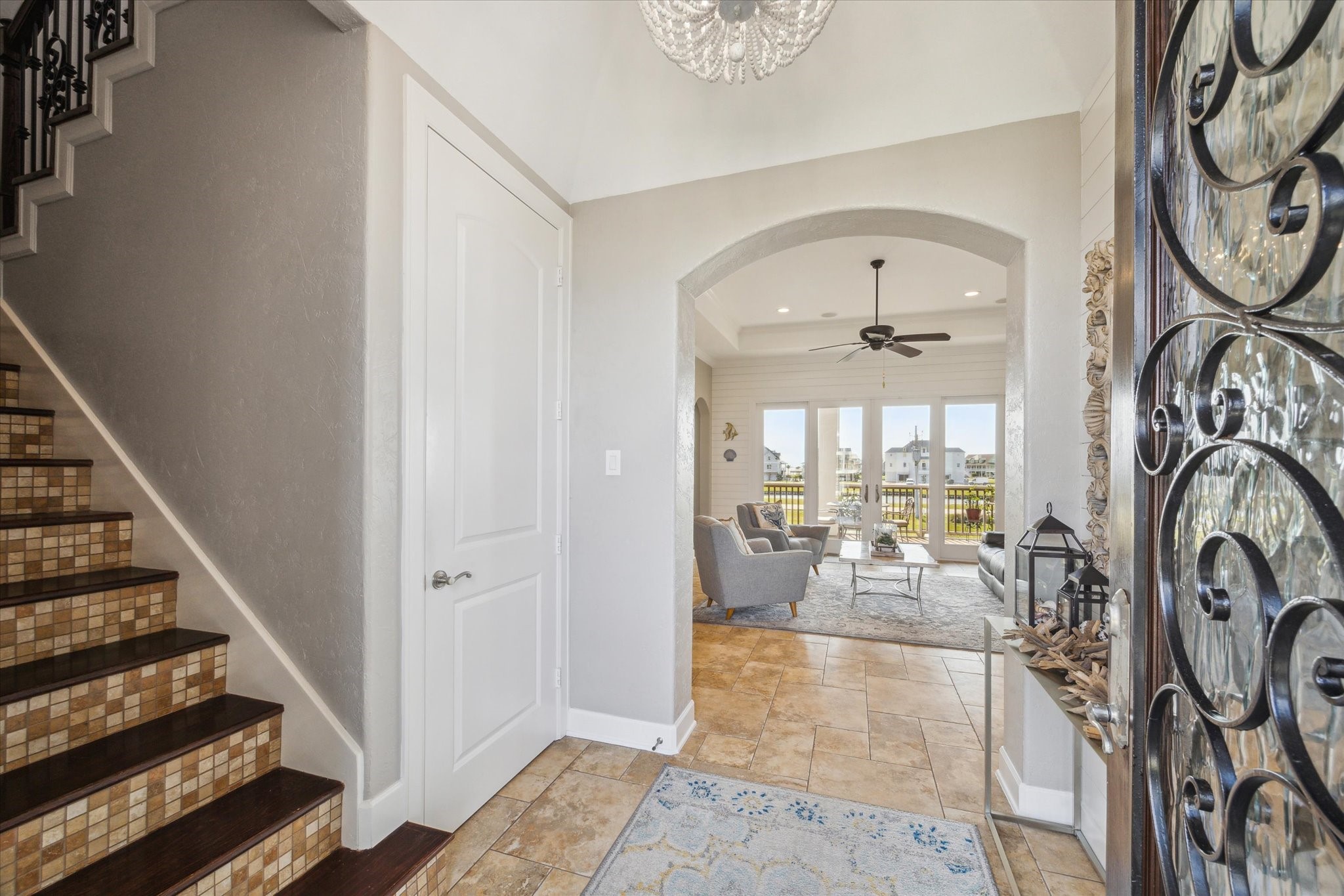 7 Ramrod Hitchcock, TX 77563 - Photo 3 of 41 a view of a livingroom with furniture and bathroom