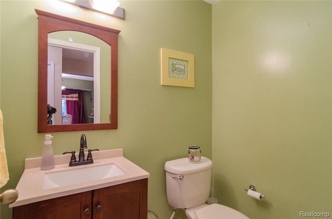 1461 Deerhurst Lane Rochester, MI 48307 - Photo 10 of 17 1461deerhursthalfbath.jpg