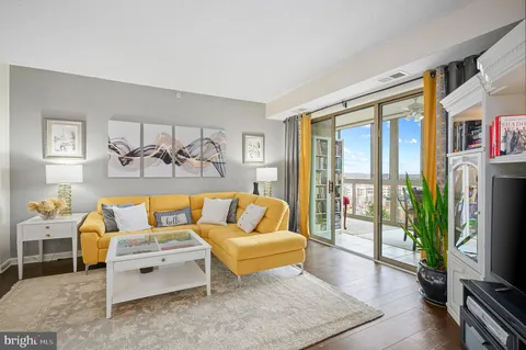 $435,000 | 19365 Cypress Ridge Terrace, Unit 510, Leesburg, VA 20176