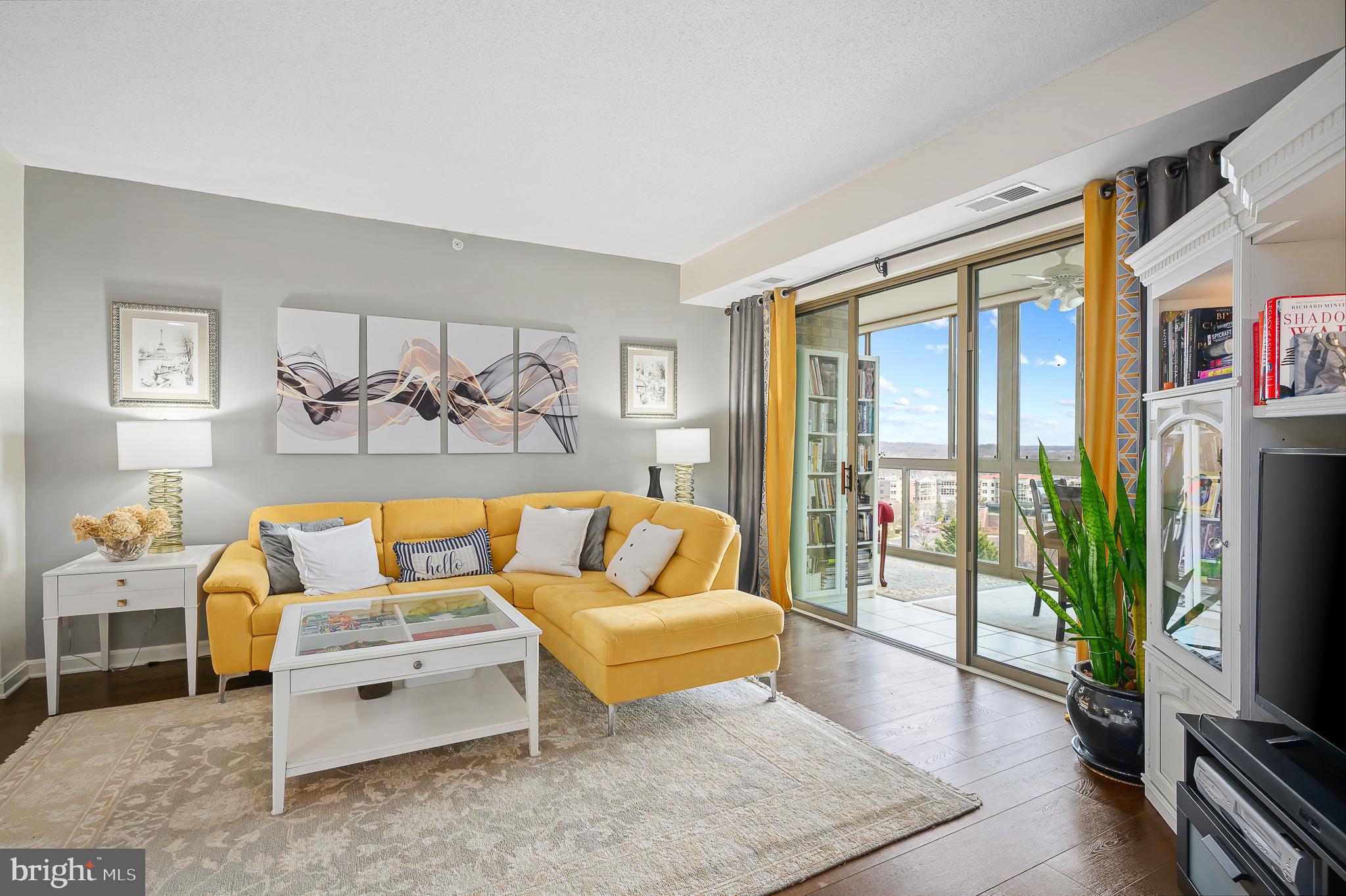 Enjoy 55+ living in this beautiful condo!