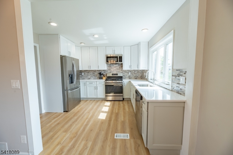 9 Montrose Road Somerset, NJ 08873 - Photo 8 of 19