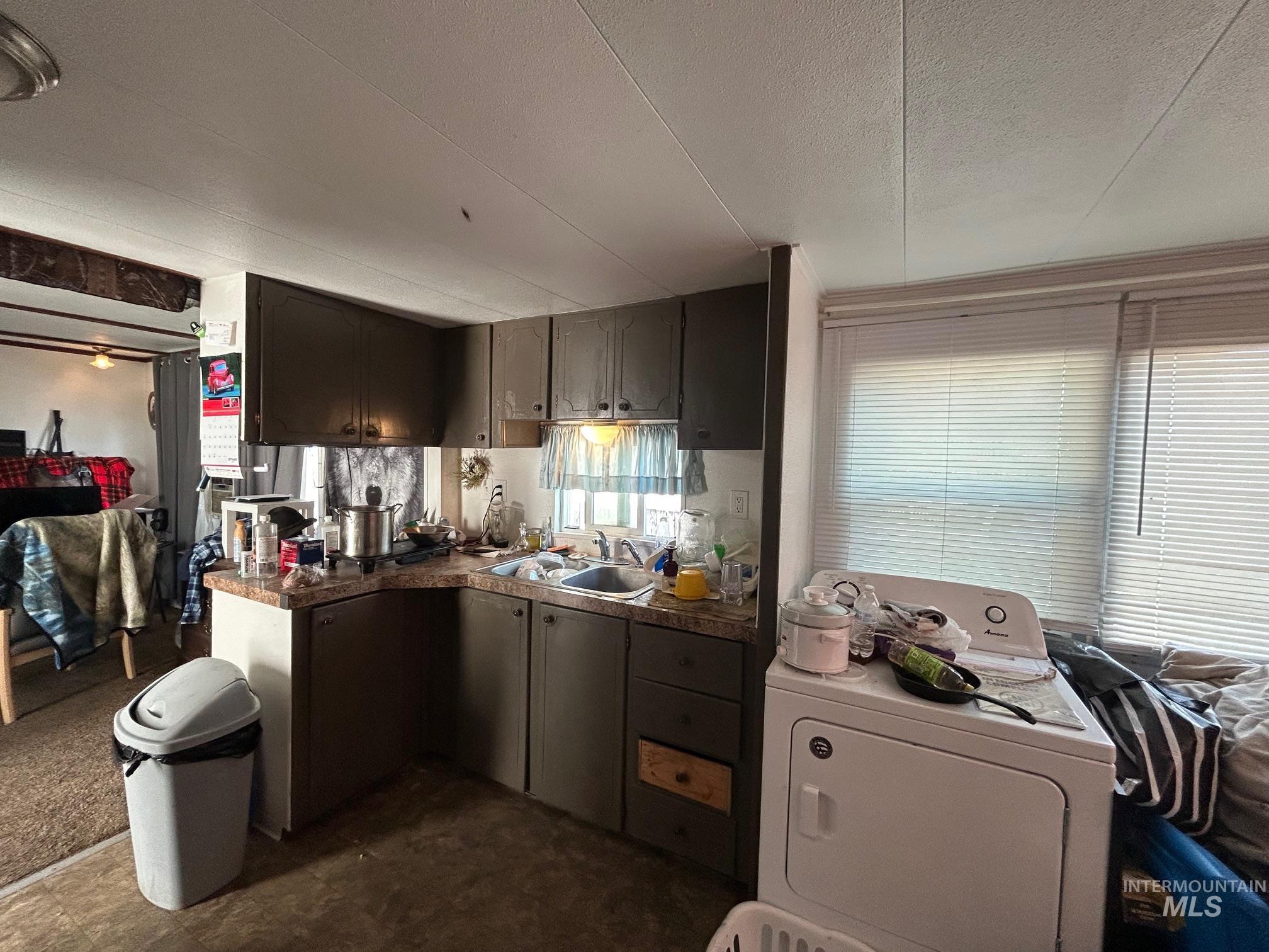 1383 Fair Street, Unit 7 Clarkston, WA 99403 - Photo 4 of 15 Kitchen featuring washer / dryer, a textured ceiling, and dark countertops
