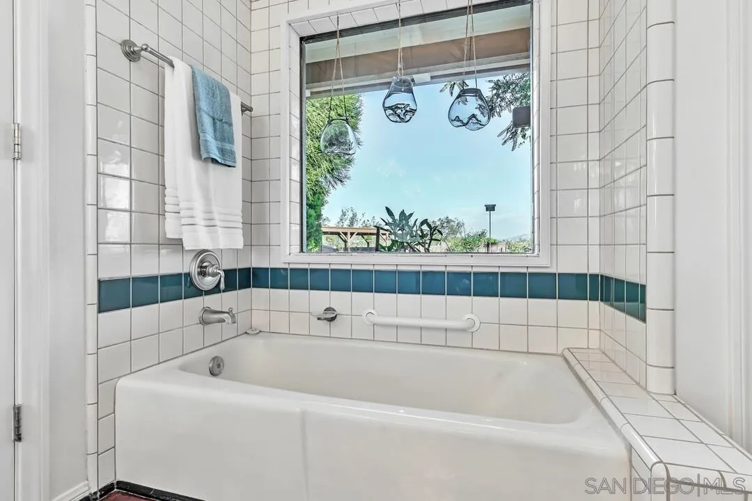 290 North Old Hill Road Fallbrook, CA 92028 - Photo 17 of 47 a bathroom with a bathtub and window