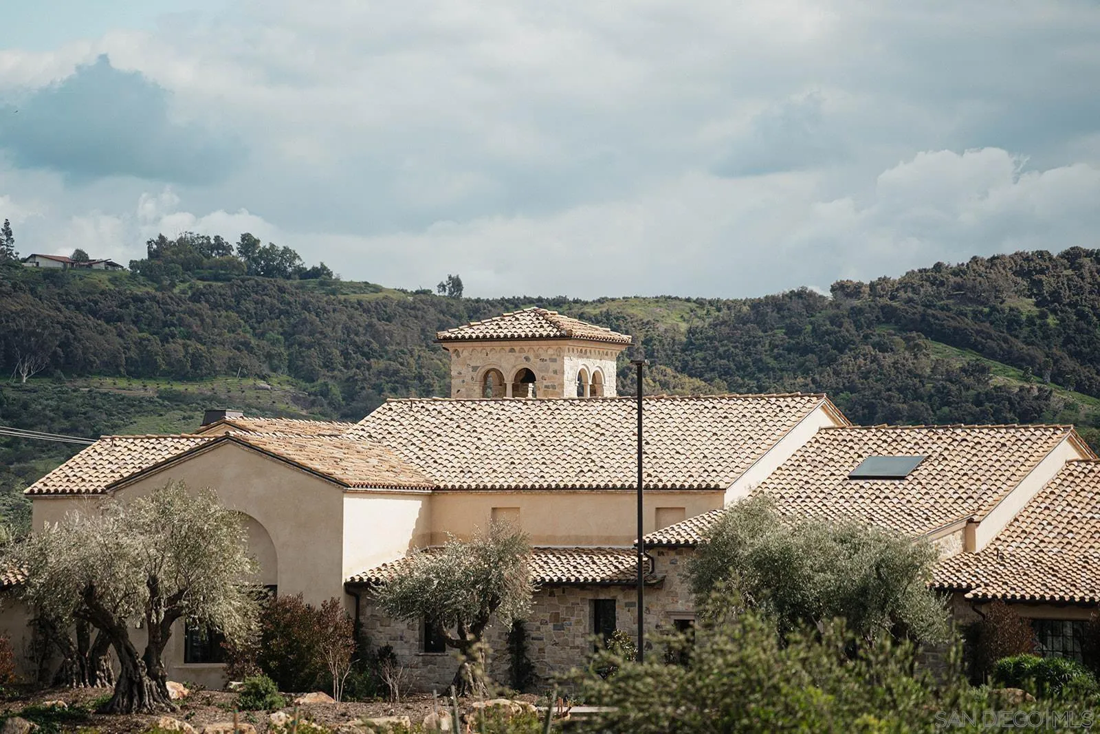 290 North Old Hill Road Fallbrook, CA 92028 - Photo 47 of 47 a house with a tree in the background
