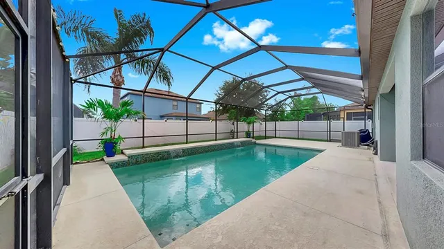 a view of a backyard