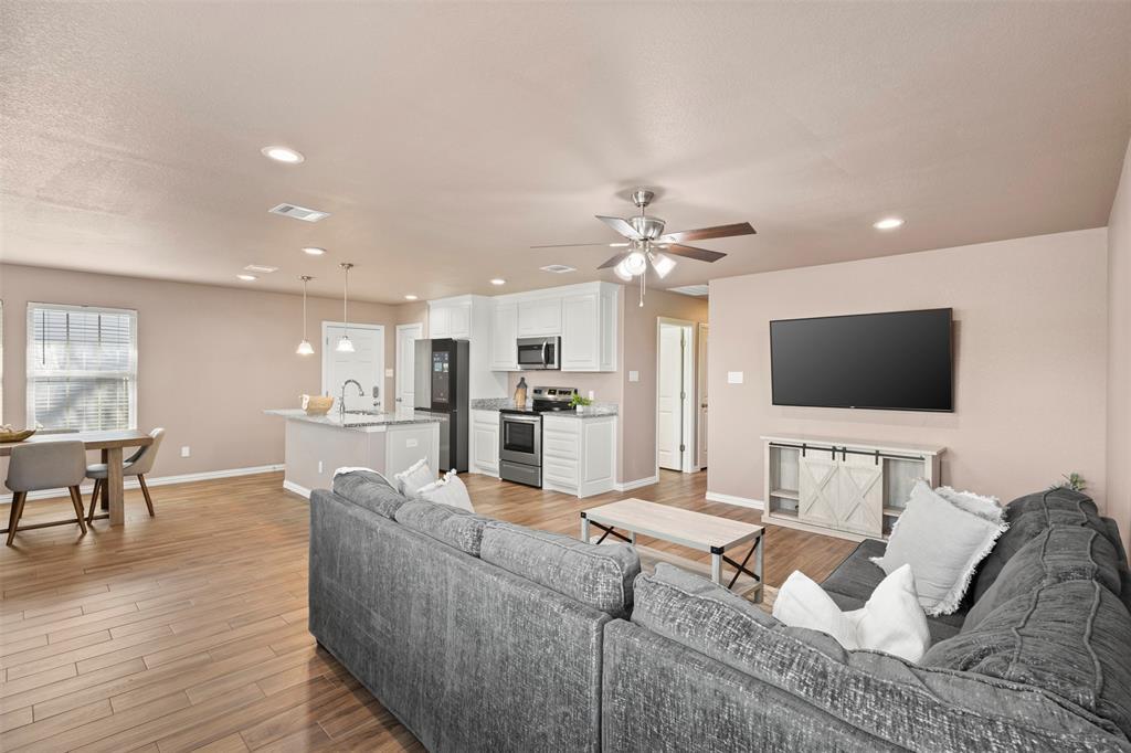 300 Lipscomb Street Cleburne, TX 76031 - Photo 7 of 28