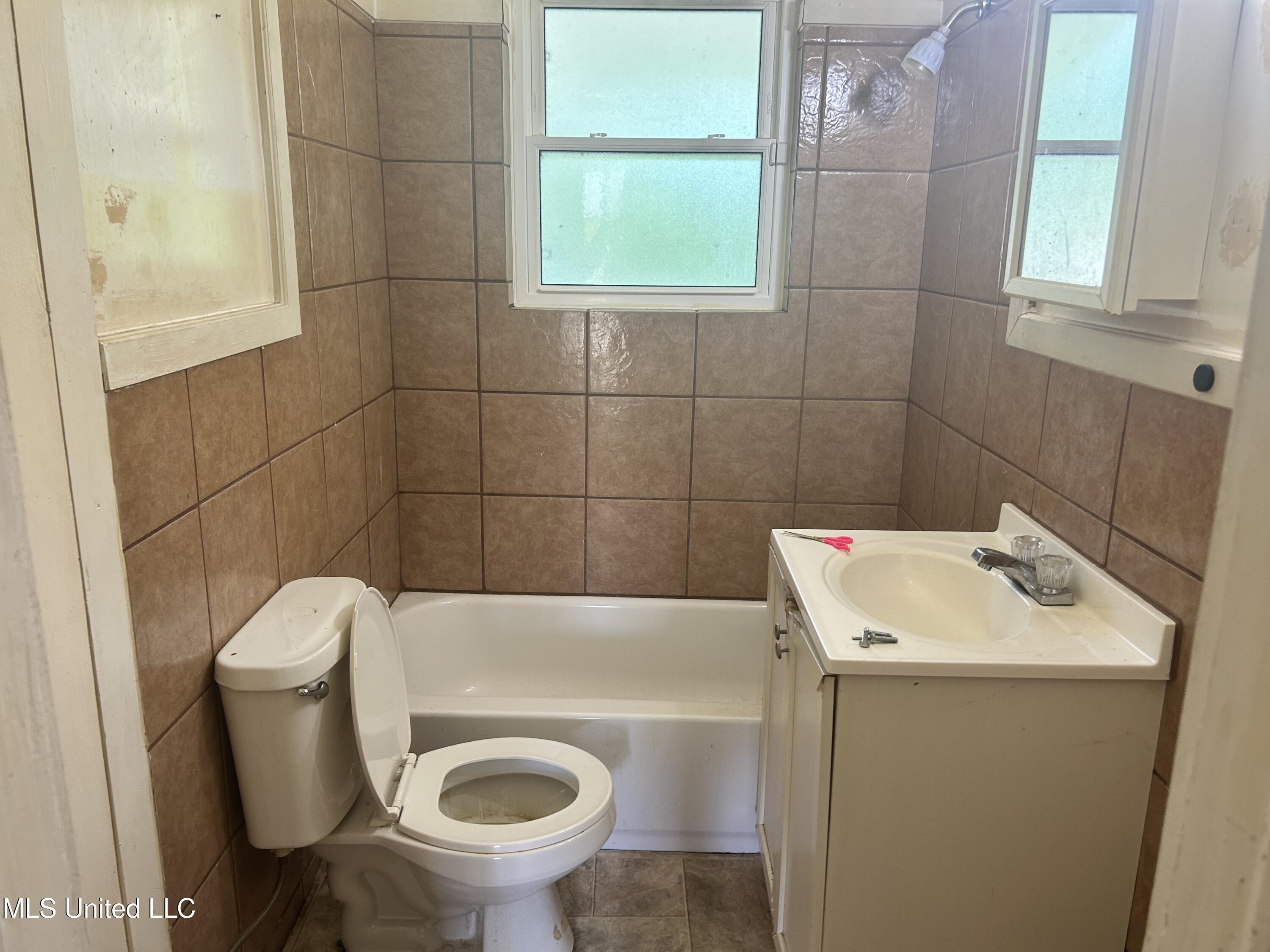 3760 Douglas Avenue Jackson, MS 39213 - Photo 5 of 12 IMG_8001