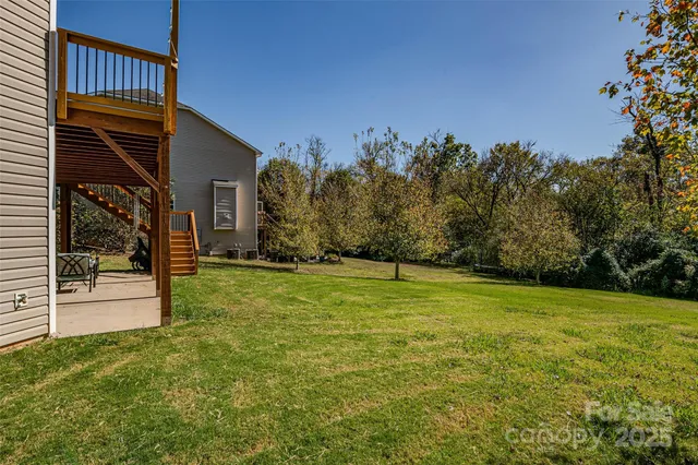 a view of a backyard