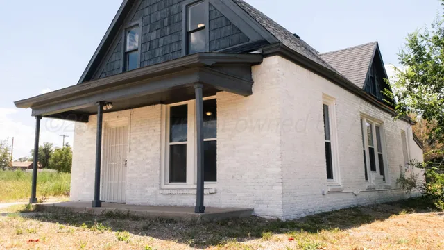a view of house with backyard