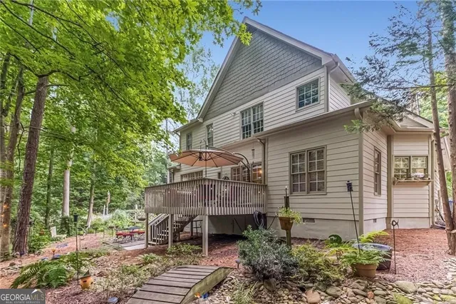 a sign that is sitting on a brick wall