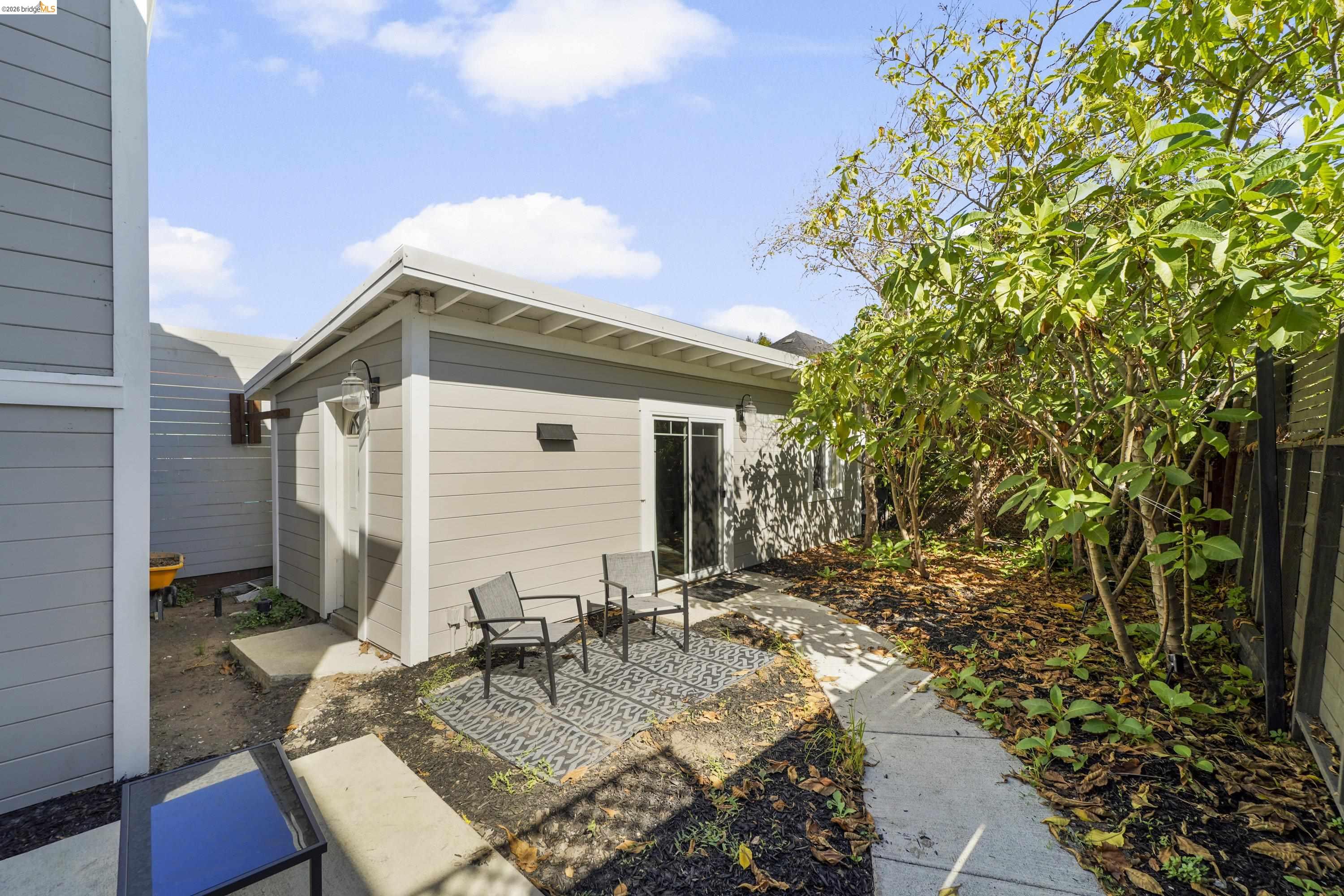 1662 14th Street Oakland, CA 94607 - Photo 43 of 57 a backyard of a house with seating space