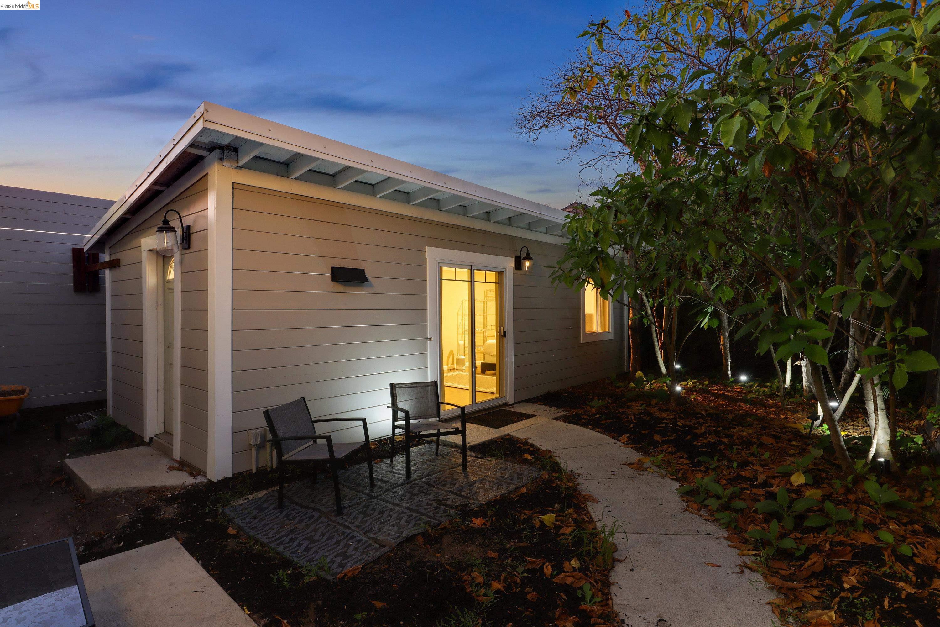 1662 14th Street Oakland, CA 94607 - Photo 55 of 57 a backyard of a house with table and chairs