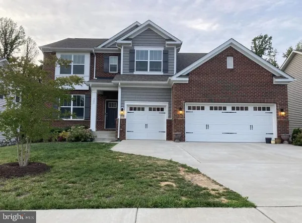 a view of front of a house with a yard