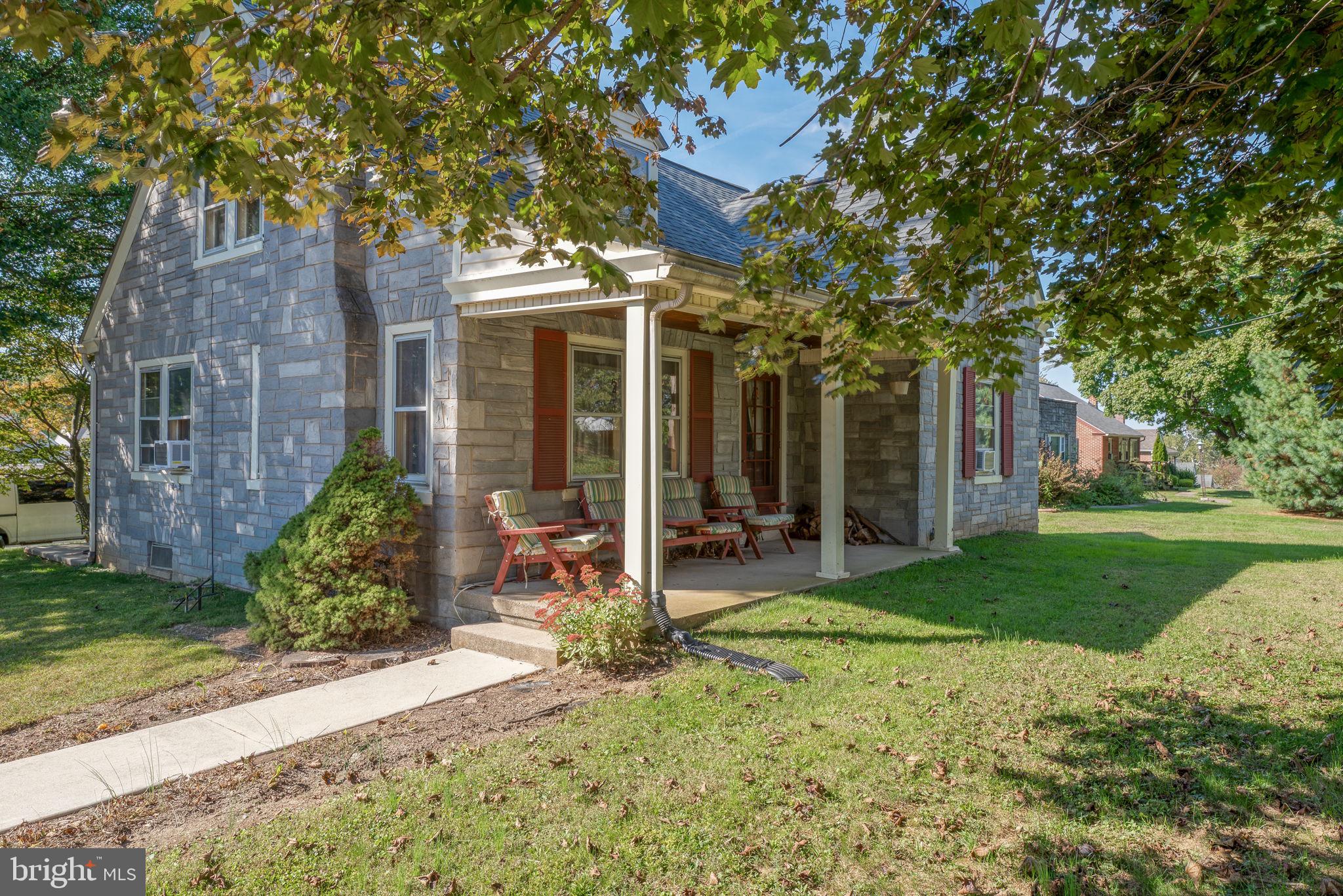 424 Lampeter Road Lancaster, PA 17602 - Photo 3 of 41 a front view of a house with garden