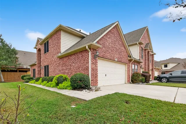 a view of an house with backyard and parking